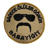 Single Sword ''SADECE ÖLÜLER GÖRÜR BABAYİĞİT'' Yazılı Cırtlı Nakış Arma, Patch, Peç Model SİYAH-BEJ
