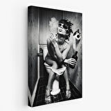 Tuvalette İçki ve Sıgara İçen Kadın Kanvas Tablo-5105