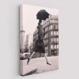 Carmen Sokakta Bir Su Birikintisinin Üzerinden Şemsiyeyle Atlıyor Kanvas Tablo-5286