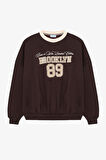 Kontrast Yaka Brooklyn Baskılı Oversize Sweatshirt Kahverengi