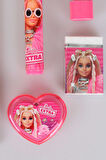 DEKOMUS İLE LİSANSLI BARBIE 7'Lİ KIRTASİYE SETİ 2 ADET KURŞUN KALEM,TÜYLÜ GEÇMELİ KALEM,ROKET SİLGİ,RUJ SİLGİ, VE KALPLİ KALEMTRAŞ SETİ