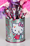 DEKOMUS İLE YENİ SEZON LİSANSLI HELLO KITTY "TEKLİ" KURDELE TEPELİ PONPON KURŞUN KALEM