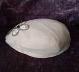 EL İŞİ TASARIM İTHAL KADIN  ŞAPKA BERE,NEFES ALABİLEN ASTARLI,BEJ ZİNCİR AKSESUARLI   27x23x11cm