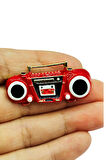 Retro Kırmızı Boombox Radyo Tasarım Broş – Vintage Müzik Severler İçin Şık Aksesuar