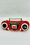 Retro Kırmızı Boombox Radyo Tasarım Broş – Vintage Müzik Severler İçin Şık Aksesuar
