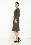 Midi Boy Truvakar Kol Kemerli Yakada Aksesuar detayı Şık Kışlık Elbise.