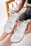 Beyaz Bilekten Bağcıklı Kadın Sandalet