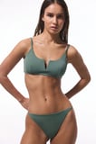 V Bikini Üstü