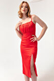 Kadın Kırmızı İnce Askılı Yırtmaçlı Midi Saten Abiye Elbise