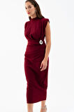 Kadın Bordo Aksesuar Detay Vatkalı Midi Elbise