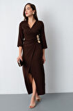 Kadın Kahverengi Kruvaze Yaka Aksesuar Detay Midi Elbise