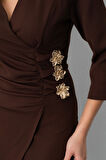 Kadın Kahverengi Kruvaze Yaka Aksesuar Detay Midi Elbise