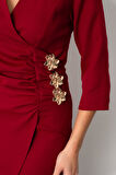 Kadın Bordo Kruvaze Yaka Aksesuar Detay Midi Elbise