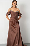 Kadın Kahverengi Kayık Yaka Yırtmaçlı Uzun Saten Abiye Elbise