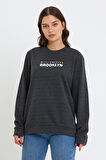 Süperlife Kadın Bisiklet Yaka Oversize Fit Brooklyn Baskılı İnce Sweatshirt SPR23SWK330