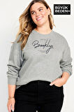 Kadın El Yazılı Brooklyn Baskılı Büyük Beden İnce Bisiklet Yaka Swatshırt SPR25BSWK59