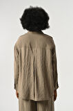 KADIN DÜĞME DETAYLI KIRIŞIK KUMAŞ DÜZ RENK GÖMLEK