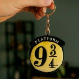 Harry Potter Lisanslı Platform 9 ¾ Peluş Çanta Süsü ve Anahtarlık – Yumuşak Dokulu İkonik Aksesuar