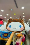 Sanrio Lisanslı Cinnamoroll Yastık Battaniye – 2’si 1 Arada Figürlü Yastık ve %100 Polyester Yumuşak Dokulu Taşınabilir Seyahat Battaniyesi