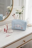 Sanrio Lisanslı Cinnamoroll Büyük Kapasiteli Kare Kozmetik Çantası – Geniş İç Hacimli Seyahat ve Makyaj Çantası 20 Cm