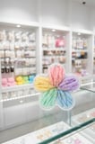 Miniso Lisanslı Çiçek Figürü Kutulu Saç Lastiği Seti – 40 Adet Pastel Tonlarda Dayanıklı ve Esnek Lastik Seti