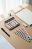 Miniso Lisanslı Basic Serisi 12 Haneli Hesap Makinesi Pembe – Pratik Masaüstü Hesap Makinesi