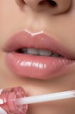 Miniso Lisanslı Minimalist Serisi Dudak Parlatıcısı No 06 Soft Pembe - Doğal Parlaklık ve Dolgunluk Veren Lip Gloss