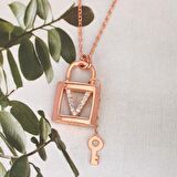 Zirkon Taşlı Pırlanta Montür Rose Altın Kaplama Anahtarlı Kilit V Harfi Gümüş Kolye