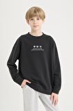 DeFacto Erkek Çocuk Oversize Geniş Kalıp Bisiklet Yaka Sırt Baskılı Yıkamalı Soluk Efektli Sweatshirt D8494A825SPBK81