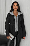Kadın Kapüşonlu Kuşaklı Çıtçıt & Fermuar Detaylı Trenç Ceket – Fonksiyonel & Şehirli Stil