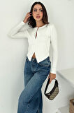 Kadın Sivri Etek Uçlu Düğmeli Bluz – Modern & Şehirli Stil