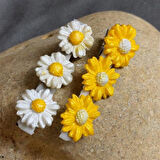 Uretti - Hülya 6683 5848 El Yapımı Polimer Kil Beyaz Ve Sarı Papatya Çiçeği Tasarımlı 2'li Yan Saç Tokası / 6,5 Cm