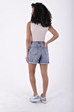 Paçaları Çift Katlı Normal Belli Cepli ve Astarsız Mom Fit Kadın Kot Şort Kar Yıkama Mavi Denim