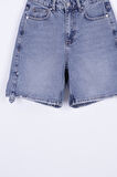 Paçaları Çift Katlı Normal Belli Cepli ve Astarsız Mom Fit Kadın Kot Şort Kar Yıkama Mavi Denim