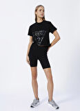 Guess Bisiklet Yaka Baskılı Siyah Kadın T-Shirt V2YI06K8HM0-ADELE CROP T-SHIRT