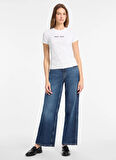 Guess Jeans Yuvarlak Yaka Baskılı Beyaz Kadın T-Shirt Guess Jeans Kadın Slim Fit T-Shirt