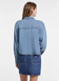 Guess Jeans Standart Gömlek Yaka Eskitme Mavi Kadın Gömlek Guess Jeans Kadın Denim Gömlek