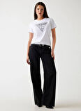 Guess Yuvarlak Yaka Baskılı Beyaz Kadın T-Shirt Krystal Kadın Regular Fit T-Shirt