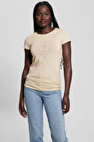 Guess Kadın  Üçgen Logolu T-Shirt