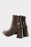 Kalın Topuk Sivri Burun Fermuarlı Kadın Bot KAHVERENGİ
