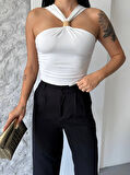 Kadın Beyaz Halter Yaka Metal Detaylı Şık Crop Bluz HZL25S-FRY123251