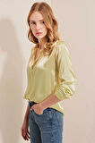 Kadın Açık Sarı Hafif Dökümlü Saten Yüzeyli Gömlek HZL22W-BD139641