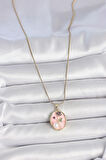 316L Çelik Gold Renk Zincir Pembe Çiçek İşlemeli İnci Detay Portre Model Kadın Kolye