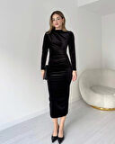 Siyah Uzun Kollu Büzgü Detay Kadife Kumaş Midi Boy Elbise