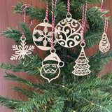 İpek Yıldızı® 6 Parça Kırmızı Beyaz İpli Noel Babalı ve Kar Tanesi Model Ahşap Yılbaşı Ağaç Süsü