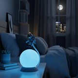 İpek Yıldızı® 3D Ay Üzerinde Astronot LED Gece Lambası – Dokunmatik 10 Renk Değiştiren Dekoratif Çocuk Odası Masaüstü Ay Lambası