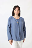 B-0173 KOLU APOLETLİ YAKASI DÜĞME AKSESUARLI GİZLİ PİLELİ KETEN KADIN BÜYÜK BEDEN İNDİGO BLUZ  