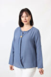 B-0173 KOLU APOLETLİ YAKASI DÜĞME AKSESUARLI GİZLİ PİLELİ KETEN KADIN BÜYÜK BEDEN İNDİGO BLUZ  