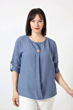 B-0173 KOLU APOLETLİ YAKASI DÜĞME AKSESUARLI GİZLİ PİLELİ KETEN KADIN BÜYÜK BEDEN İNDİGO BLUZ  