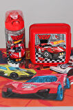 DEKOMUS İLE YENİ SEZON LİSANSLI HOT WHEELS BESLENME ÖRTÜSÜ,BESLENME KABI VE 500 ML MATARA SETİ
